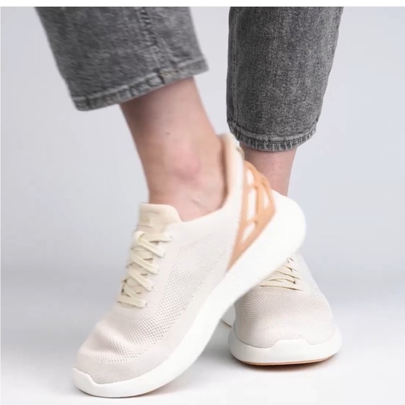 Kizik Women’s Athens slip on Sneakers White Cream - Sz 10 - Picture 1 of 12